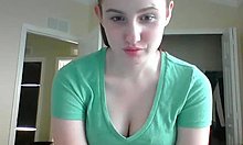 Amatir berambut merah dengan puting bengkak menikmati dirinya sendiri di webcam