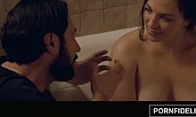 Lily miluje veľké prirodzené prsia a má sex pred kúpeľou