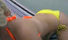 Seks domowy na świeżym powietrzu z latynoską dziewczyną w bikini