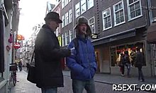 アムステルダムの赤灯区で,素人女性が老人に誘惑され,セックスされる