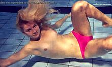 रूसी टीन एलेना प्रोकोवा के प्राकृतिक स्तन और पूल में पूर्ण शरीर