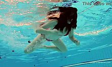 Кэти Сорокас голая у бассейна плавает в красных попках бикини