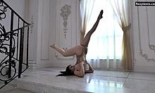 Dasha Gaga,一个身材惊人的纹身少女,在地板上表演杂技动作