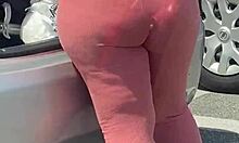 Brunette skjønnhet i stram spandex viser frem den kurvede baken sin