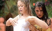 Najlepsze nastoletnie dziewczyny moczą swoje szmatki pod prysznicem na zewnątrz