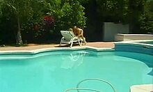 रेसी रेट्रो वीडियो जिसमें गोल्डी मैकहॉन और उसकी प्रेमिका हैं।