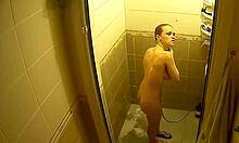 Blondynka z jędrnymi cyckami uderza pod prysznic i widzimy ją nagą