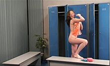 Çıplak vücuduyla baştan çıkarıcı bir şekilde soyunma odasında poz veren ince bir kadın