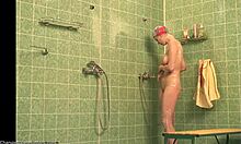 Kinky amatørjente viser frem sin perfekte kropp i dusjen