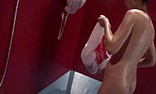 Szczupła kobieta prezentuje swoje piękne ciało pod publicznym prysznicem