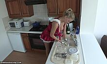 Iubita blondă roșcată se ridică și spală vasele, arătând fierbinte