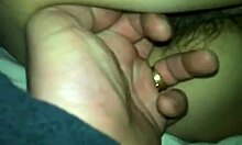 तंग गांड और छीना-झपटी वाली हॉर्नी गर्लफ्रेंड को उंगलियों से चोदा जाता है।