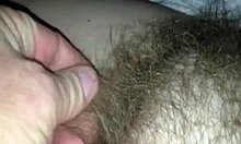 Novia apasionada recibe un dedo en su coño peludo