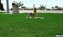 Blond yogapige træner i offentlig park