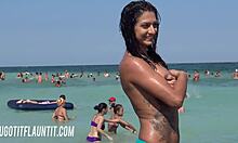 Polna prsi temnolaska z neverjetnim telesom razkazuje svojo zagorelost na plaži
