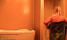 Una donna davvero enorme fa del suo meglio per soddisfare il suo corpo con la doccia