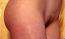 Eine versaute brünette Newcomerin zeigt ihre Titten und ihren straffen Arsch
