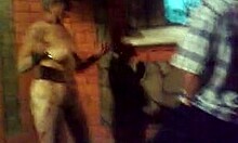 Пијана бака плеше потпуно гола у јавности