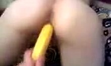 Namorado coloca banana na buceta da ex-namorada