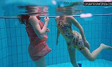 Bubarek ve kız arkadaşı yüzme havuzunda eğleniyorlar