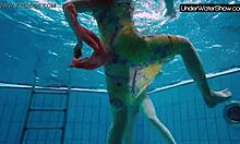 Бубарек и његова девојка се забављају у базену