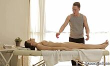 Silvia Jons donne un massage érotique à son petit ami