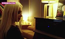 Голяма блондинка тийнейджърка с умения за пиано се отдава на соло хардкор мастурбация