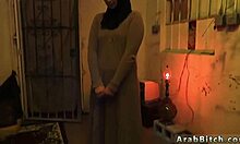 صديقات مراهقات يستكشفن جنسيتهن في بيوت عاهرات أفغانية منزلية.