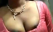 インドの熟女が自家製のビデオで乳首を披露している