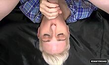 Ein hausgemachtes Pornovideo von einem blonden Mädchen, das von einem echten Paar in ihre Muschi und ihren Mund gefickt wird