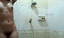Filipinsk amatør jente blir avslappet i dusjen
