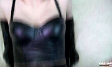 Uma adolescente de cosplay de 18 anos vestida com uma saia de látex suplica por ejaculação em seu rosto