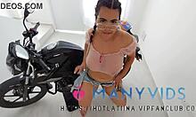 Brazylijska nastolatka Lauren Latina zostaje doggystylizowana na swoim motocyklu w Kolumbii
