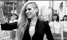 Τα γυμνά και τα μεγάλα βυζιά των διασημοτήτων στο βίντεο χωρίς κορυφή της Avril Lavignes