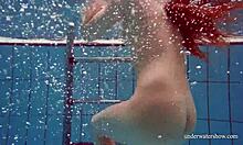 Genç Nina Mohnatka havuzda büyük göğüslerini ve ateşli kalçalarını sergiliyor