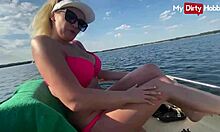 बस्टी ब्लोंड बार्बी ब्रिलियंट एक नाव की सवारी का आनंद लेती है और अपने गंदे शौक में चार संभोग सुख प्राप्त करती है