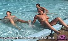 La nudité publique à la plage: une compétition sauvage et passionnante