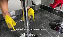 Bohyně Kiffa a Vic se oddávají fetišování nohou v baru