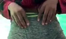 Vídeo caseiro de uma adolescente estimulando o clitóris e o dedo do pé de camelo