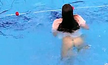 Katy Soroka, o adolescentă amatoare, își arată corpul păros sub apă
