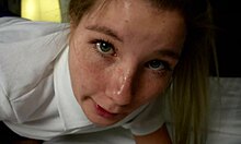 18-letna Vienna Rose, ki govori umazano, daje oralni seks strašnemu staremu Joe Jonu v domačem videu