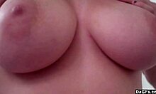बड़े स्तन वाली ब्रूनेट अमेचुर वाइब्रेटर के साथ मस्तुरबेट करती है।