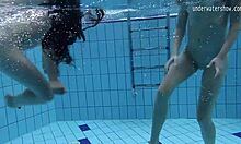 الفتيات الروسيات كلارا أومورا وباجانكينا يستمتعن ببعض العمل الساخن تحت الماء