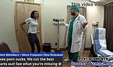 Asistent doktora Tampas utahuje Solanas přirozená prsa během gynekologické zkoušky