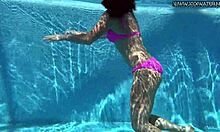 ジェシカ・リンカーンズの自家製ビデオは、ホットな美女がプールでダブルペネトレーションをしているところを特集しています。