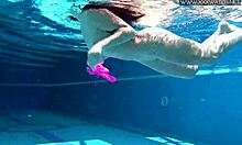 Jessica Lincolns zelfgemaakte video toont een hete babe die een dubbele penetratie neemt in het zwembad