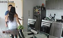 Латиноамериканка са великим дупетом ужива у јебању пичке и дупета у домаћем видеу