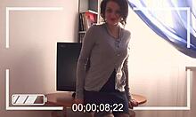 Amateur brunette plaagt in zelfgemaakte video met gescheurde kleding