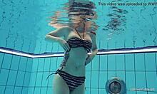 Amatør tenåring Katrin går naken under vann i en hjemmevideo