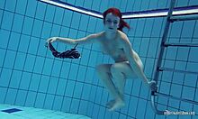 Amatorska nastolatka Katrin rozbiera się pod wodą w domowym filmie